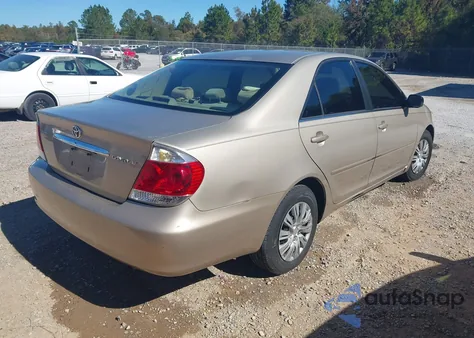 2005 Toyota Camry Le z USA, uszkodzony, nr VIN 4T1BE32K05U556153